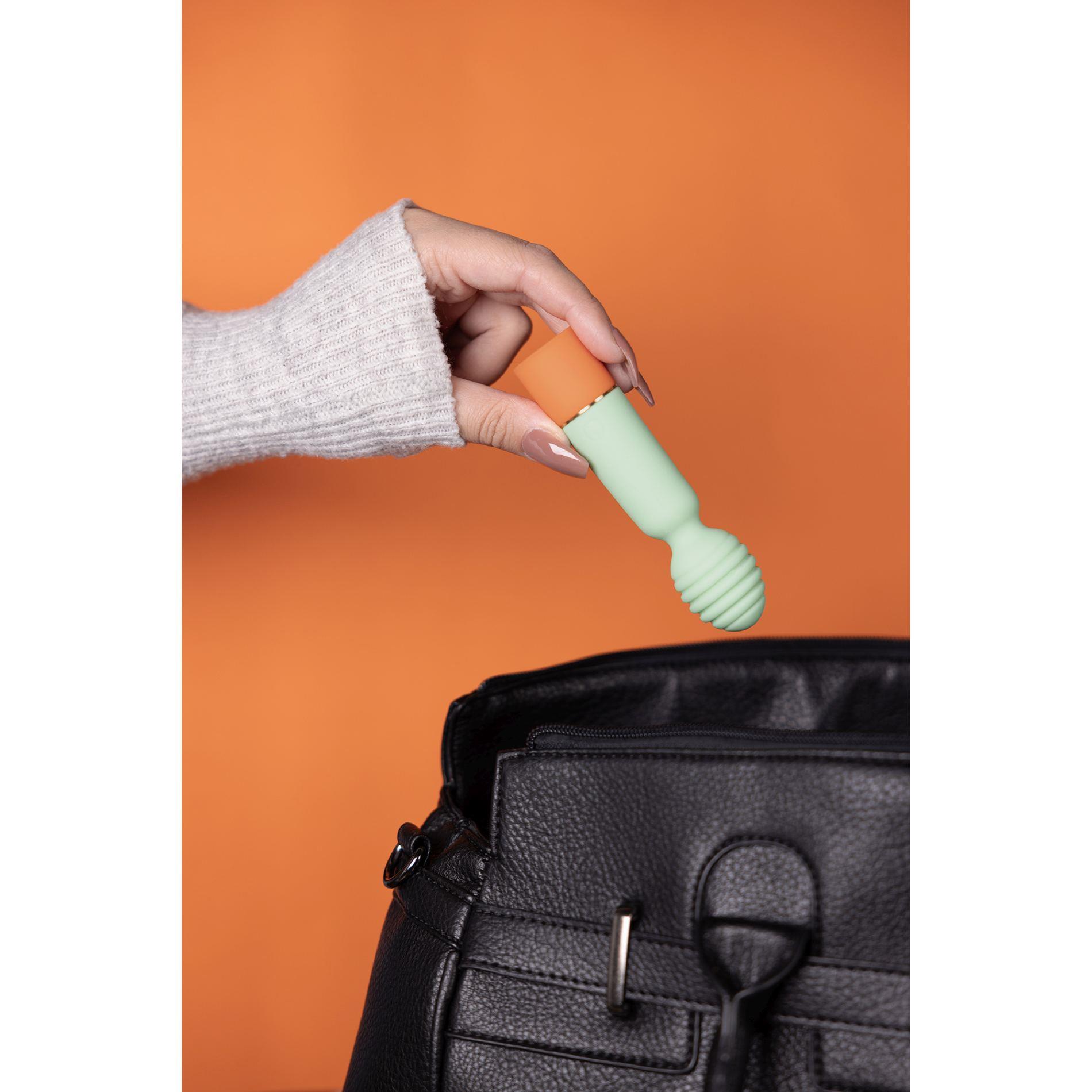 ribbed mini vibrator with usb charger