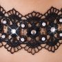Haftowany choker Cottelli ACCESSOIRES czarny z perełkami i dżetami - 8